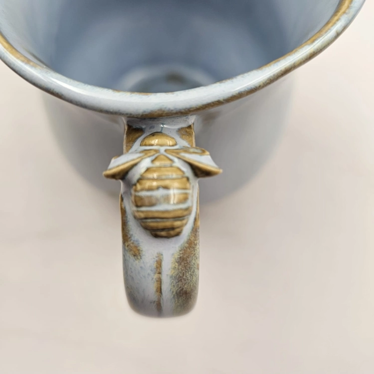 Kubek beczułka MAX duży ceramiczny Glena Art jasno niebieski z uszkiem i z pszczółką na uchu do kawy herbaty ulubiony kubek duży ceramiczny ceramika 400 ml błękitny