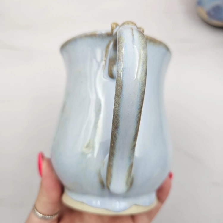 Kubek beczułka MAX duży ceramiczny Glena Art jasno niebieski z uszkiem i z pszczółką na uchu do kawy herbaty ulubiony kubek duży ceramiczny ceramika 400 ml błękitny