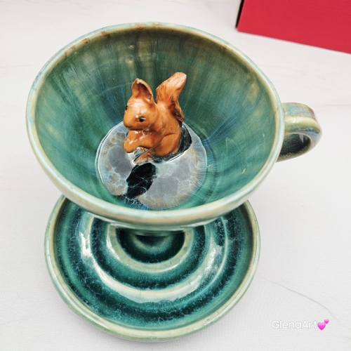 Filiżanka WIEWIÓRKA ceramiczna ze spodkiem i WIEWIÓRKĄ w środku ręcznie toczona i malowana ze spodkiem Ruda wiewiórka leśne zwierzę niebieskie i zielone szkliwa turkusowe jeziorko wiewiórka pomarańczowa kubek z wiewiórką wiewiórka