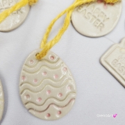 Zawieszka ozdoba ceramiczna na Wielkanoc jajko pisanka na sznurku zawieszka gałązki bazie na brzózki ozdoba wielkanocna ręcznie lepiona do powieszenia