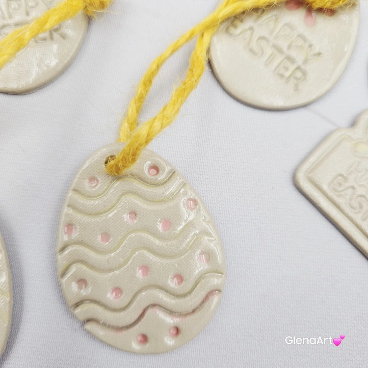 Zawieszka ozdoba ceramiczna na Wielkanoc jajko pisanka na sznurku zawieszka gałązki bazie na brzózki ozdoba wielkanocna ręcznie lepiona do powieszenia