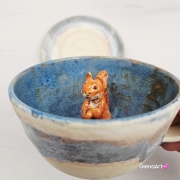 Filiżanka WIEWÓRKA ceramiczna ze spodkiem i WIEWIÓRKĄ w środku ręcznie toczona i malowana ze spodkiem Ruda wiewiórka leśne zwierzę niebiesko-beżowe szkliwa wiewiórka pomarańczowa kubek wiewiórka ruda