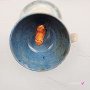 Filiżanka WIEWÓRKA ceramiczna ze spodkiem i WIEWIÓRKĄ w środku ręcznie toczona i malowana ze spodkiem Ruda wiewiórka leśne zwierzę niebiesko-beżowe szkliwa wiewiórka pomarańczowa kubek wiewiórka ruda
