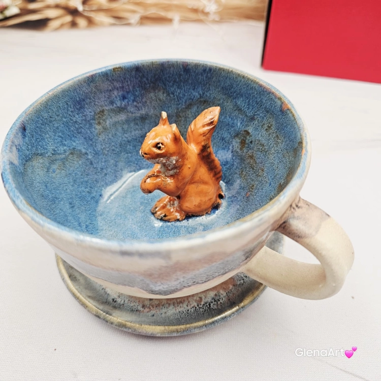 Filiżanka WIEWÓRKA ceramiczna ze spodkiem i WIEWIÓRKĄ w środku ręcznie toczona i malowana ze spodkiem Ruda wiewiórka leśne zwierzę niebiesko-beżowe szkliwa wiewiórka pomarańczowa kubek wiewiórka ruda