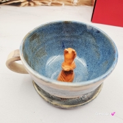 Filiżanka WIEWÓRKA ceramiczna ze spodkiem i WIEWIÓRKĄ w środku ręcznie toczona i malowana ze spodkiem Ruda wiewiórka leśne zwierzę niebiesko-beżowe szkliwa wiewiórka pomarańczowa kubek wiewiórka ruda