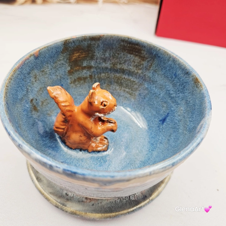 Filiżanka WIEWÓRKA ceramiczna ze spodkiem i WIEWIÓRKĄ w środku ręcznie toczona i malowana ze spodkiem Ruda wiewiórka leśne zwierzę niebiesko-beżowe szkliwa wiewiórka pomarańczowa kubek wiewiórka ruda
