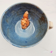 Filiżanka WIEWÓRKA ceramiczna ze spodkiem i WIEWIÓRKĄ w środku ręcznie toczona i malowana ze spodkiem Ruda wiewiórka leśne zwierzę niebiesko-beżowe szkliwa wiewiórka pomarańczowa kubek wiewiórka ruda