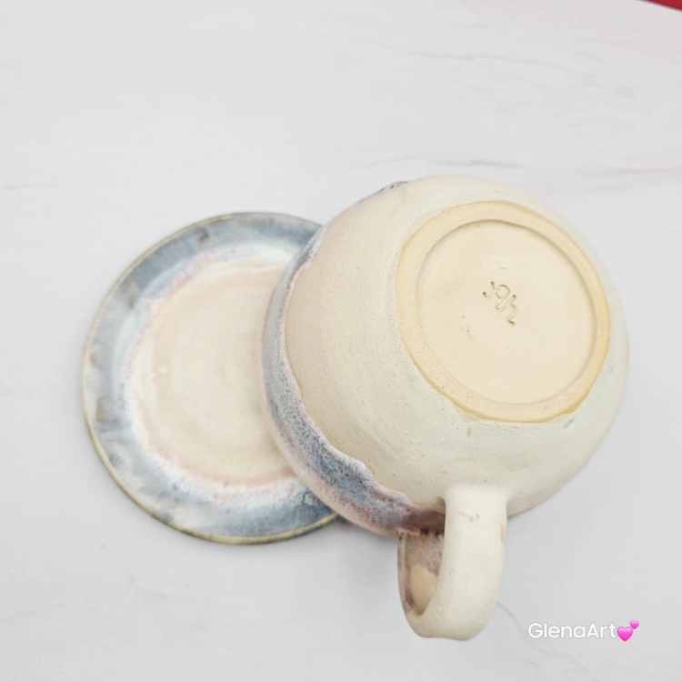 Filiżanka WIEWÓRKA ceramiczna ze spodkiem i WIEWIÓRKĄ w środku ręcznie toczona i malowana ze spodkiem Ruda wiewiórka leśne zwierzę niebiesko-beżowe szkliwa wiewiórka pomarańczowa kubek wiewiórka ruda