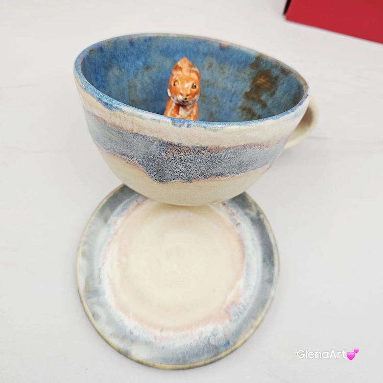 Filiżanka WIEWÓRKA ceramiczna ze spodkiem i WIEWIÓRKĄ w środku ręcznie toczona i malowana ze spodkiem Ruda wiewiórka leśne zwierzę niebiesko-beżowe szkliwa wiewiórka pomarańczowa kubek wiewiórka ruda