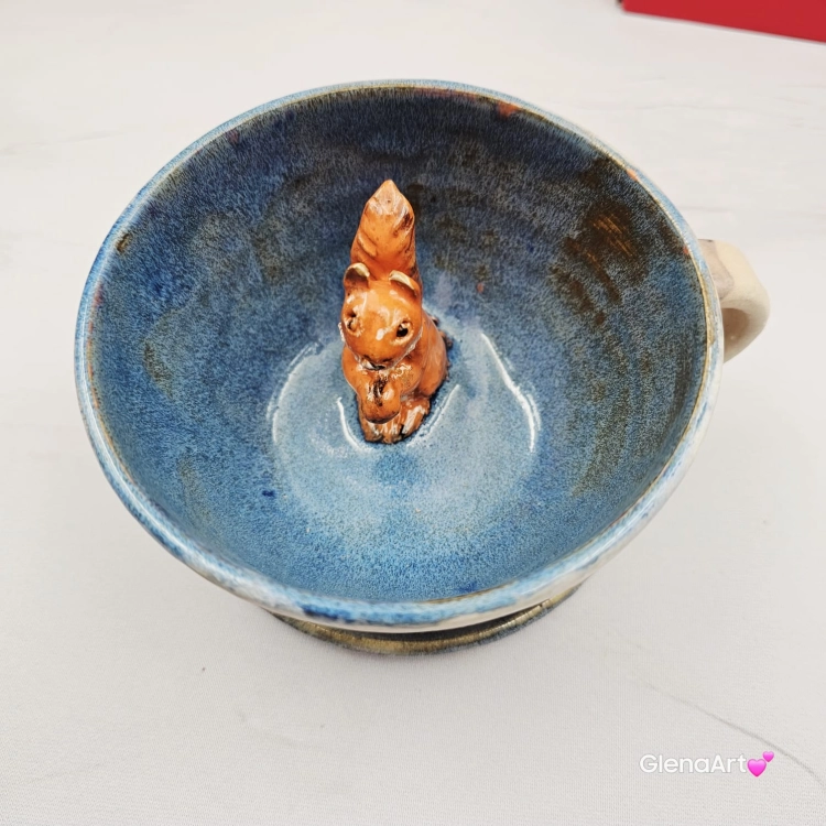Filiżanka WIEWÓRKA ceramiczna ze spodkiem i WIEWIÓRKĄ w środku ręcznie toczona i malowana ze spodkiem Ruda wiewiórka leśne zwierzę niebiesko-beżowe szkliwa wiewiórka pomarańczowa kubek wiewiórka ruda