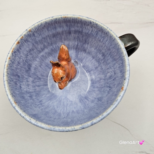 Filiżanka WIEWÓRKA ceramiczna ze spodkiem WIEWIÓRKĄ w środku ręcznie toczona i malowana ze spodkiem Ruda wiewiórka leśne zwierzę kubek z wiewiórką ciemny brąz i niebieski