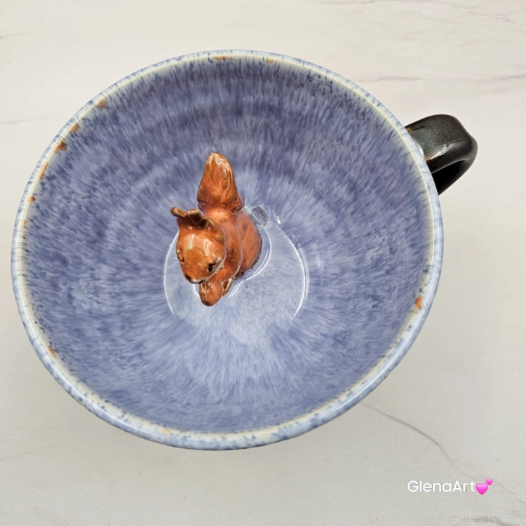 Filiżanka WIEWÓRKA ceramiczna ze spodkiem WIEWIÓRKĄ w środku ręcznie toczona i malowana ze spodkiem Ruda wiewiórka leśne zwierzę kubek z wiewiórką ciemny brąz i niebieski
