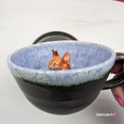 Filiżanka WIEWÓRKA ceramiczna ze spodkiem WIEWIÓRKĄ w środku ręcznie toczona i malowana ze spodkiem Ruda wiewiórka leśne zwierzę kubek z wiewiórką ciemny brąz i niebieski
