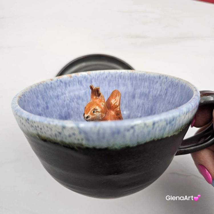 Filiżanka WIEWÓRKA ceramiczna ze spodkiem WIEWIÓRKĄ w środku ręcznie toczona i malowana ze spodkiem Ruda wiewiórka leśne zwierzę kubek z wiewiórką ciemny brąz i niebieski