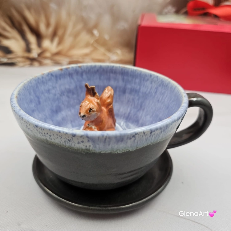 Filiżanka WIEWÓRKA ceramiczna ze spodkiem WIEWIÓRKĄ w środku ręcznie toczona i malowana ze spodkiem Ruda wiewiórka leśne zwierzę kubek z wiewiórką ciemny brąz i niebieski