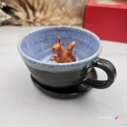 Filiżanka WIEWÓRKA ceramiczna ze spodkiem WIEWIÓRKĄ w środku ręcznie toczona i malowana ze spodkiem Ruda wiewiórka leśne zwierzę kubek z wiewiórką ciemny brąz i niebieski