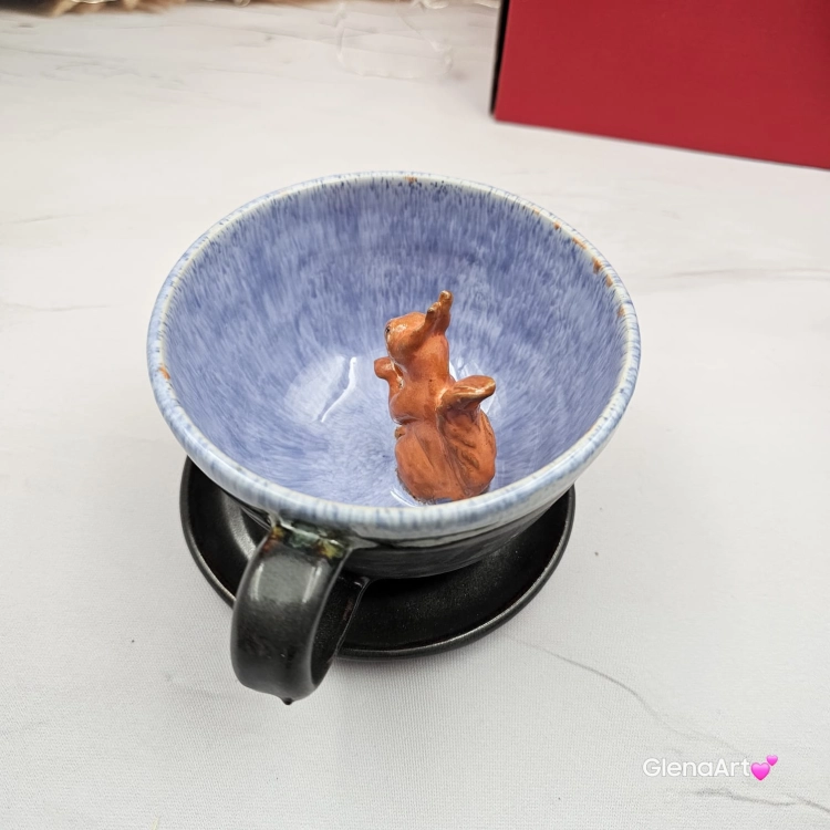 Filiżanka WIEWÓRKA ceramiczna ze spodkiem WIEWIÓRKĄ w środku ręcznie toczona i malowana ze spodkiem Ruda wiewiórka leśne zwierzę kubek z wiewiórką ciemny brąz i niebieski