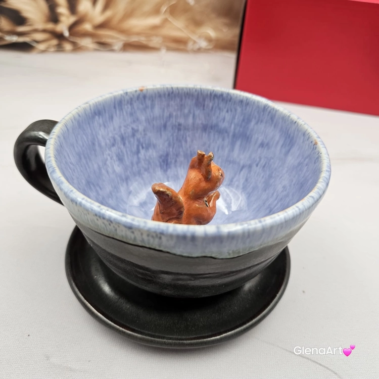 Filiżanka WIEWÓRKA ceramiczna ze spodkiem WIEWIÓRKĄ w środku ręcznie toczona i malowana ze spodkiem Ruda wiewiórka leśne zwierzę kubek z wiewiórką ciemny brąz i niebieski