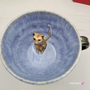 Filiżanka SURYKATKA ceramiczna ze spodkiem i surykatką w środku ręcznie toczona i malowana niebieska i brązowa elegancka filiżanka z zabawnym zwierzątkiem surykatka kubek