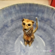 Filiżanka SURYKATKA ceramiczna ze spodkiem i surykatką w środku ręcznie toczona i malowana niebieska i brązowa elegancka filiżanka z zabawnym zwierzątkiem surykatka kubek