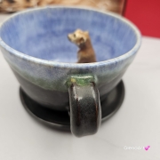 Filiżanka SURYKATKA ceramiczna ze spodkiem i surykatką w środku ręcznie toczona i malowana niebieska i brązowa elegancka filiżanka z zabawnym zwierzątkiem surykatka kubek