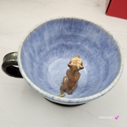 Filiżanka SURYKATKA ceramiczna ze spodkiem i surykatką w środku ręcznie toczona i malowana niebieska i brązowa elegancka filiżanka z zabawnym zwierzątkiem surykatka kubek