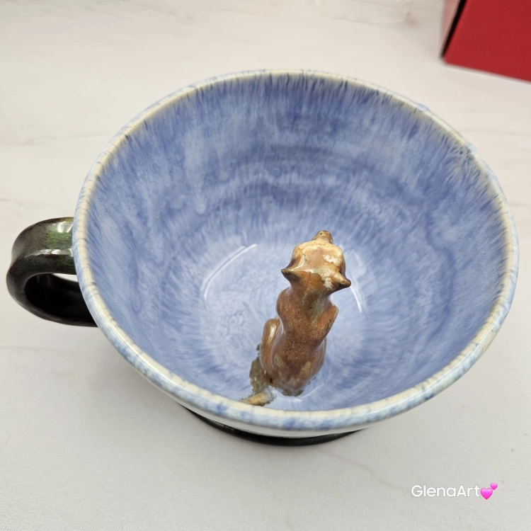 Filiżanka SURYKATKA ceramiczna ze spodkiem i surykatką w środku ręcznie toczona i malowana niebieska i brązowa elegancka filiżanka z zabawnym zwierzątkiem surykatka kubek