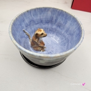 Filiżanka SURYKATKA ceramiczna ze spodkiem i surykatką w środku ręcznie toczona i malowana niebieska i brązowa elegancka filiżanka z zabawnym zwierzątkiem surykatka kubek