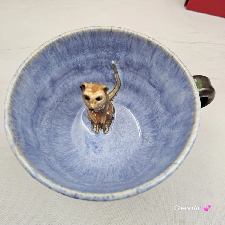 Filiżanka SURYKATKA ceramiczna ze spodkiem i surykatką w środku ręcznie toczona i malowana niebieska i brązowa elegancka filiżanka z zabawnym zwierzątkiem surykatka kubek