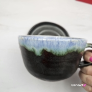 Filiżanka SURYKATKA ceramiczna ze spodkiem i surykatką w środku ręcznie toczona i malowana niebieska i brązowa elegancka filiżanka z zabawnym zwierzątkiem surykatka kubek