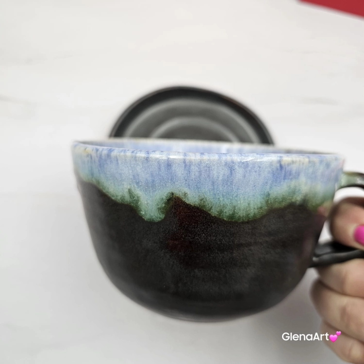 Filiżanka SURYKATKA ceramiczna ze spodkiem i surykatką w środku ręcznie toczona i malowana niebieska i brązowa elegancka filiżanka z zabawnym zwierzątkiem surykatka kubek