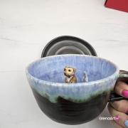 Filiżanka SURYKATKA ceramiczna ze spodkiem i surykatką w środku ręcznie toczona i malowana niebieska i brązowa elegancka filiżanka z zabawnym zwierzątkiem surykatka kubek