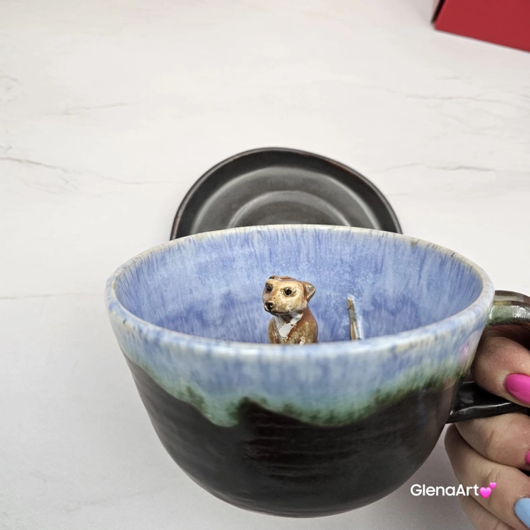 Filiżanka SURYKATKA ceramiczna ze spodkiem i surykatką w środku ręcznie toczona i malowana niebieska i brązowa elegancka filiżanka z zabawnym zwierzątkiem surykatka kubek