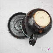 Filiżanka SURYKATKA ceramiczna ze spodkiem i surykatką w środku ręcznie toczona i malowana niebieska i brązowa elegancka filiżanka z zabawnym zwierzątkiem surykatka kubek