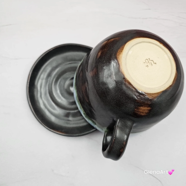 Filiżanka SURYKATKA ceramiczna ze spodkiem i surykatką w środku ręcznie toczona i malowana niebieska i brązowa elegancka filiżanka z zabawnym zwierzątkiem surykatka kubek