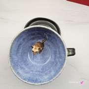 Filiżanka SURYKATKA ceramiczna ze spodkiem i surykatką w środku ręcznie toczona i malowana niebieska i brązowa elegancka filiżanka z zabawnym zwierzątkiem surykatka kubek