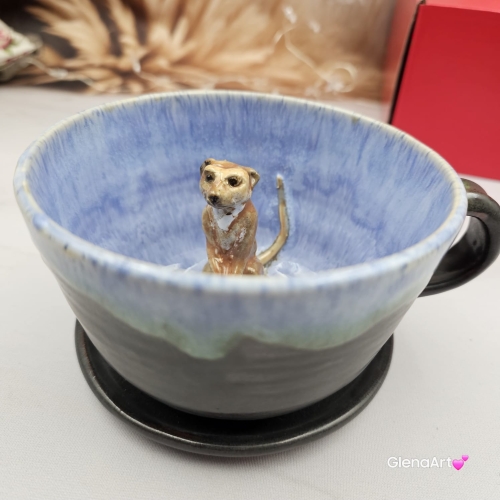 Filiżanka SURYKATKA ceramiczna ze spodkiem i surykatką w środku ręcznie toczona i malowana niebieska i brązowa elegancka filiżanka z zabawnym zwierzątkiem surykatka kubek