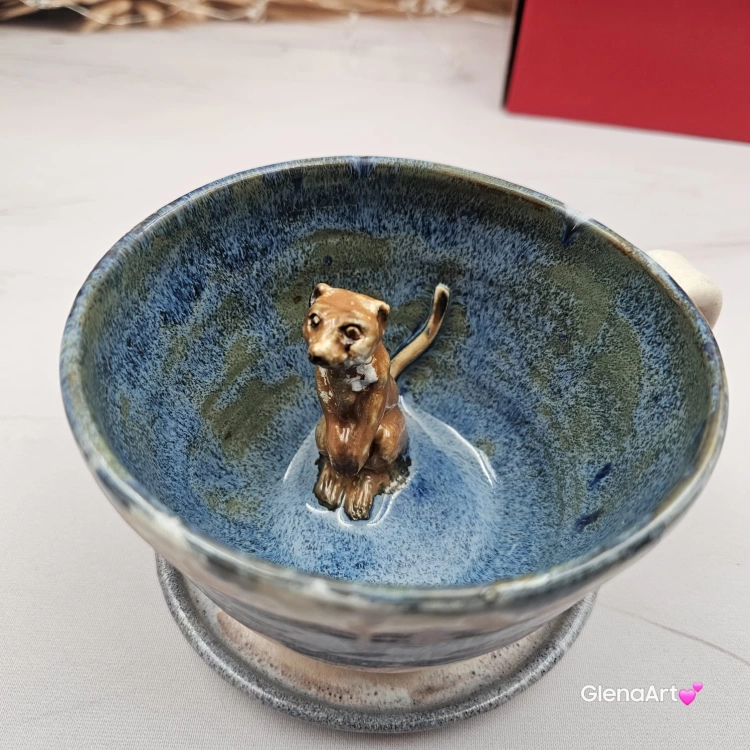 Filiżanka Surykatka ceramiczna ze spodkiem i surykatką w środku ręcznie toczona i malowana beż i niebieski elegancka filiżanka z zabawnym zwierzątkiem surykatka kubek