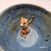 Filiżanka Surykatka ceramiczna ze spodkiem i surykatką w środku ręcznie toczona i malowana beż i niebieski elegancka filiżanka z zabawnym zwierzątkiem surykatka kubek