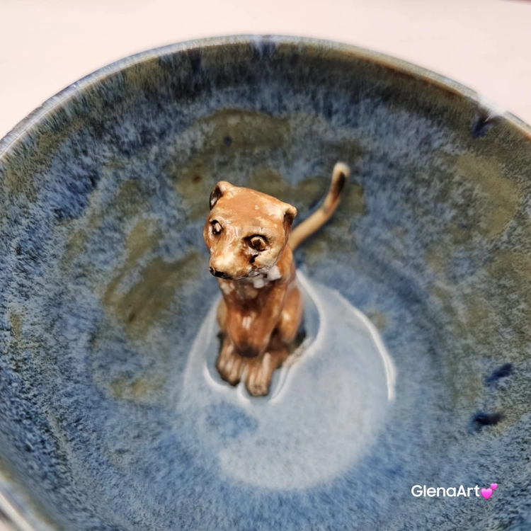 Filiżanka Surykatka ceramiczna ze spodkiem i surykatką w środku ręcznie toczona i malowana beż i niebieski elegancka filiżanka z zabawnym zwierzątkiem surykatka kubek