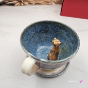 Filiżanka Surykatka ceramiczna ze spodkiem i surykatką w środku ręcznie toczona i malowana beż i niebieski elegancka filiżanka z zabawnym zwierzątkiem surykatka kubek