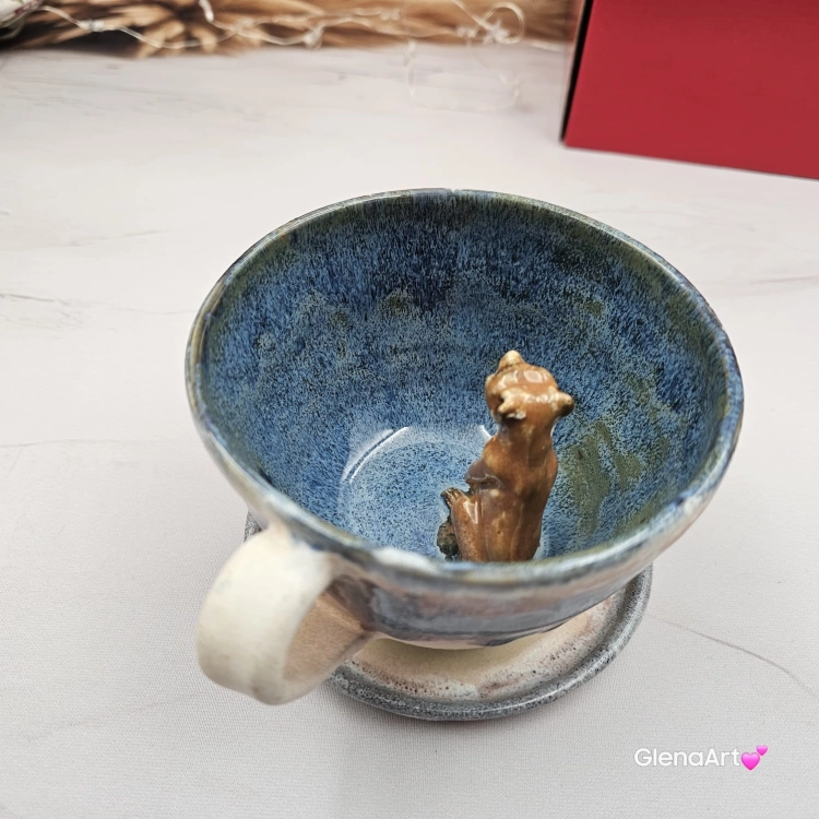 Filiżanka Surykatka ceramiczna ze spodkiem i surykatką w środku ręcznie toczona i malowana beż i niebieski elegancka filiżanka z zabawnym zwierzątkiem surykatka kubek