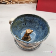 Filiżanka Surykatka ceramiczna ze spodkiem i surykatką w środku ręcznie toczona i malowana beż i niebieski elegancka filiżanka z zabawnym zwierzątkiem surykatka kubek