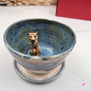 Filiżanka Surykatka ceramiczna ze spodkiem i surykatką w środku ręcznie toczona i malowana beż i niebieski elegancka filiżanka z zabawnym zwierzątkiem surykatka kubek