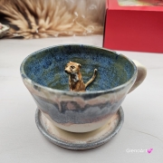 Filiżanka Surykatka ceramiczna ze spodkiem i surykatką w środku ręcznie toczona i malowana beż i niebieski elegancka filiżanka z zabawnym zwierzątkiem surykatka kubek