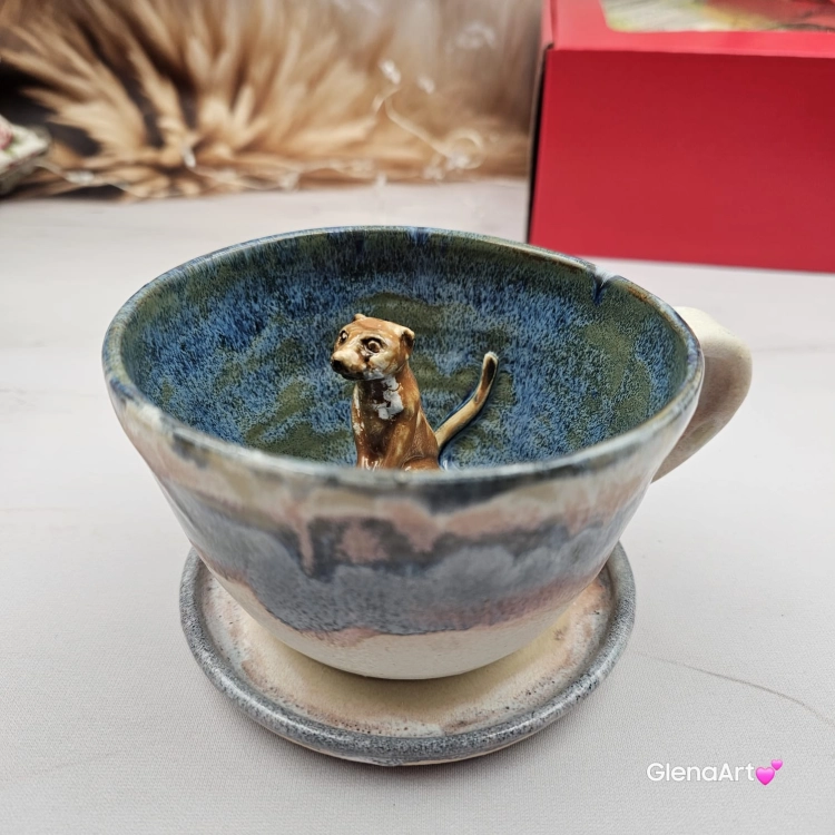 Filiżanka Surykatka ceramiczna ze spodkiem i surykatką w środku ręcznie toczona i malowana beż i niebieski elegancka filiżanka z zabawnym zwierzątkiem surykatka kubek
