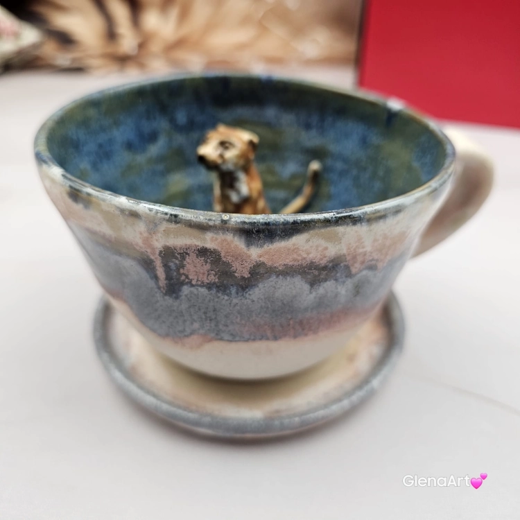 Filiżanka Surykatka ceramiczna ze spodkiem i surykatką w środku ręcznie toczona i malowana beż i niebieski elegancka filiżanka z zabawnym zwierzątkiem surykatka kubek