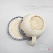 Filiżanka Surykatka ceramiczna ze spodkiem i surykatką w środku ręcznie toczona i malowana beż i niebieski elegancka filiżanka z zabawnym zwierzątkiem surykatka kubek