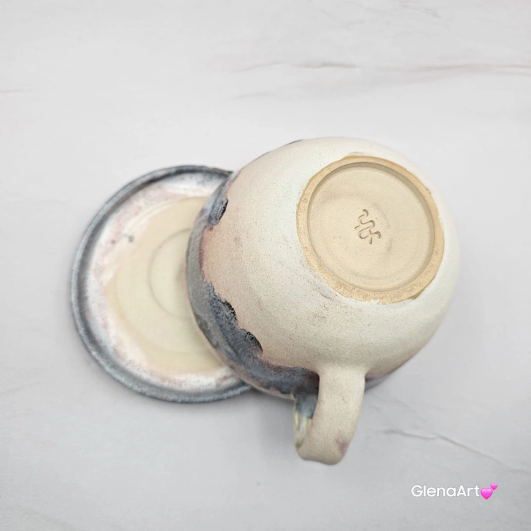 Filiżanka Surykatka ceramiczna ze spodkiem i surykatką w środku ręcznie toczona i malowana beż i niebieski elegancka filiżanka z zabawnym zwierzątkiem surykatka kubek