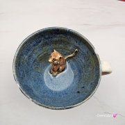Filiżanka Surykatka ceramiczna ze spodkiem i surykatką w środku ręcznie toczona i malowana beż i niebieski elegancka filiżanka z zabawnym zwierzątkiem surykatka kubek